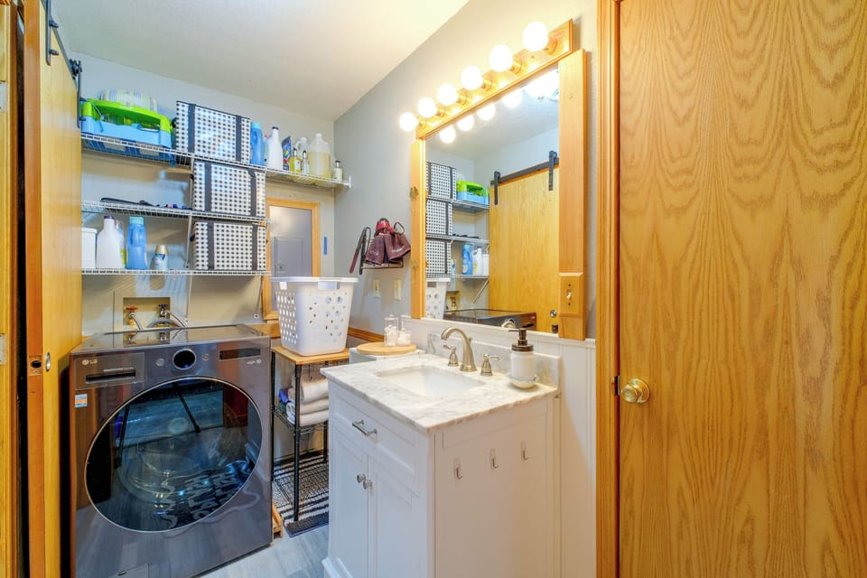 Full Bathroom | Washer/Dryer