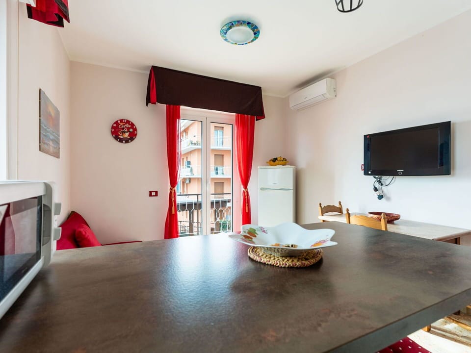 Table, Property, Furniture, Window, Wood, Interior Design, Flooring, Wall, Floor, Living Room