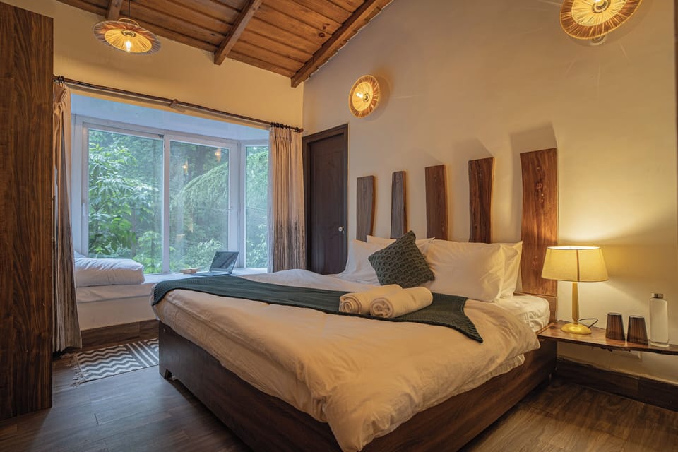 Deluxe Room with Bay Window | Laptop workspace, WiFi