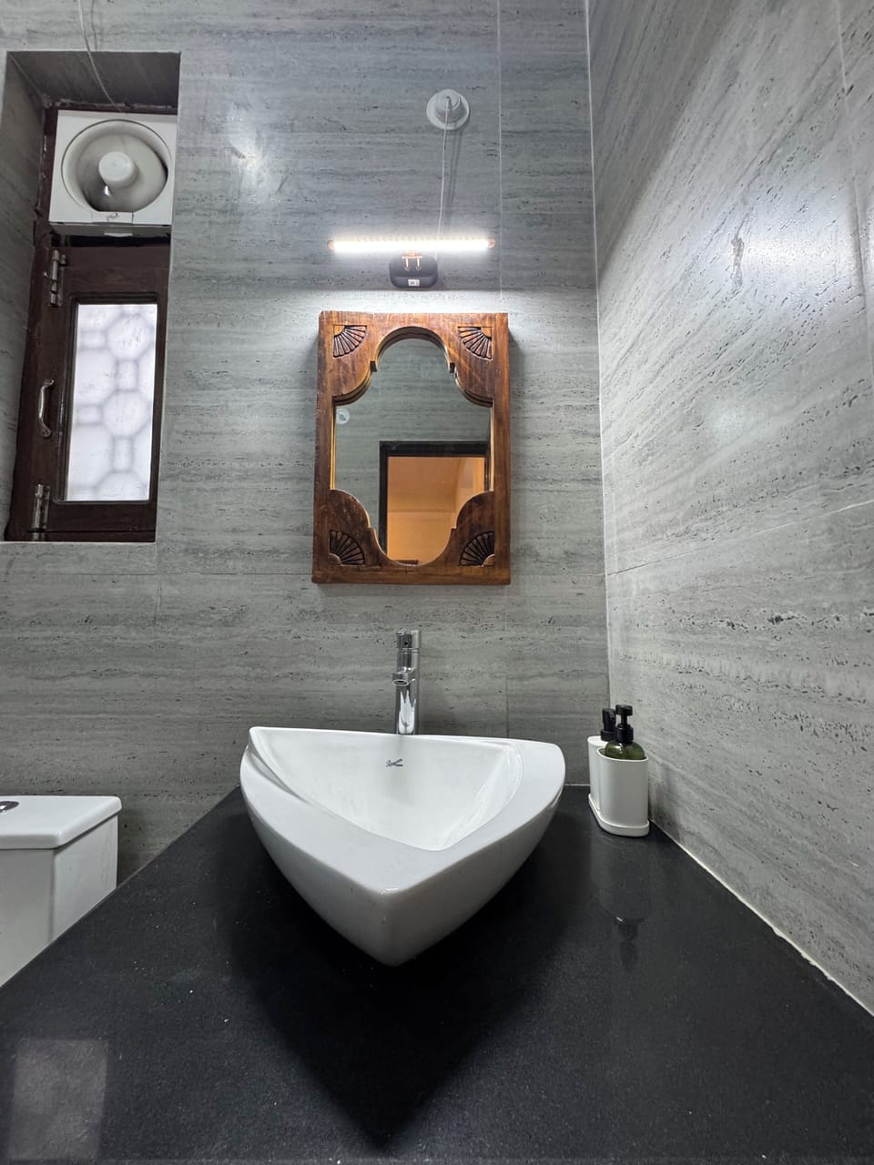 Heritage Room with Garden Access | Bathroom | Shower, towels, soap, shampoo