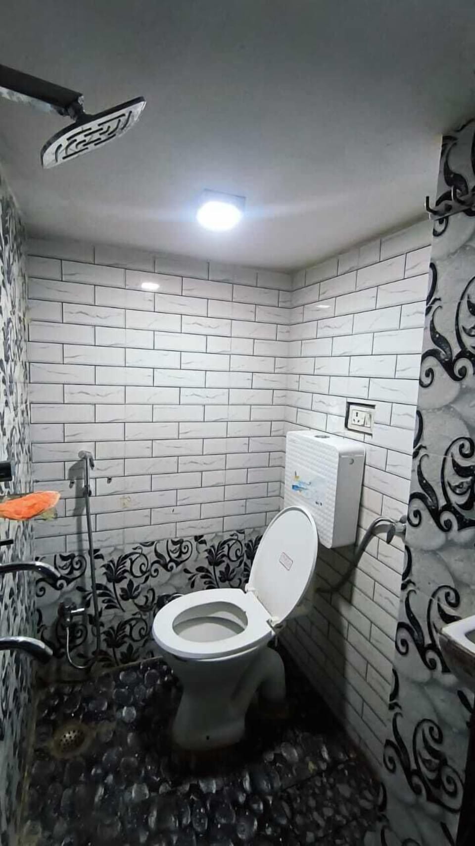 Triple Room, Air conditioning | Bathroom | Shower, free toiletries, towels, soap