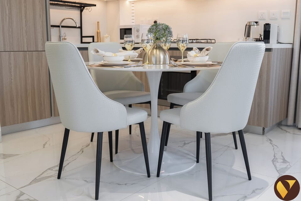 Luxury Apartment, Balcony, City View | In-room dining