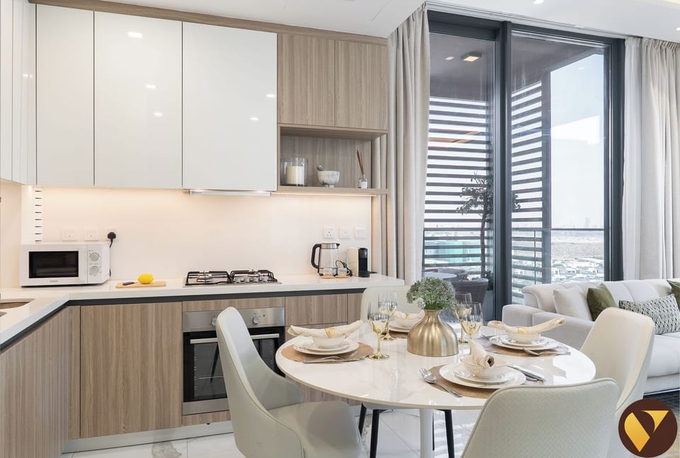 Luxury Apartment, Balcony, City View | In-room dining