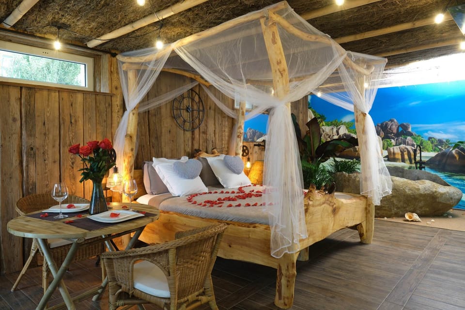 Chambre baldaquin – dîner en amoureux