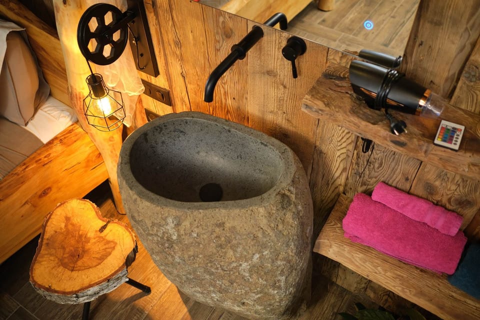 Vasque pierre et robinet design naturel