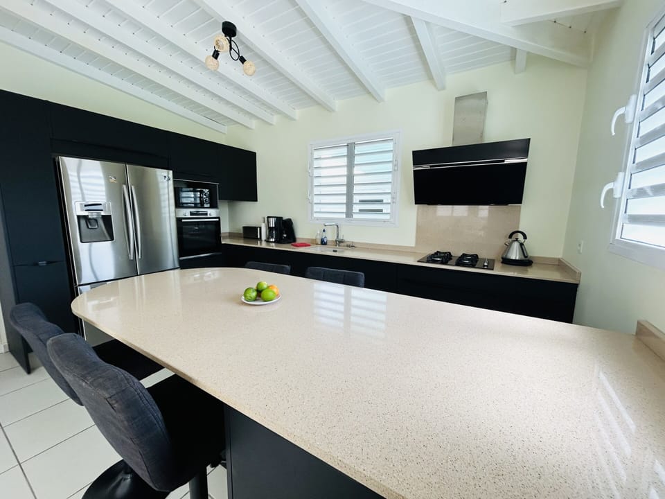 Villa, Ensuite, Garden View (appartement indépendant) | Iron/ironing board, free WiFi, bed sheets