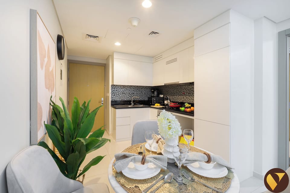 Luxury Apartment, Balcony, Pool View | In-room dining
