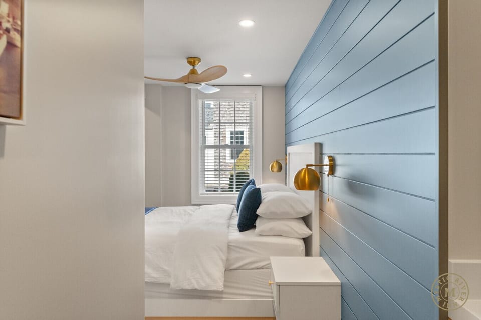 Open and airy foyer that welcomes you upon arrival