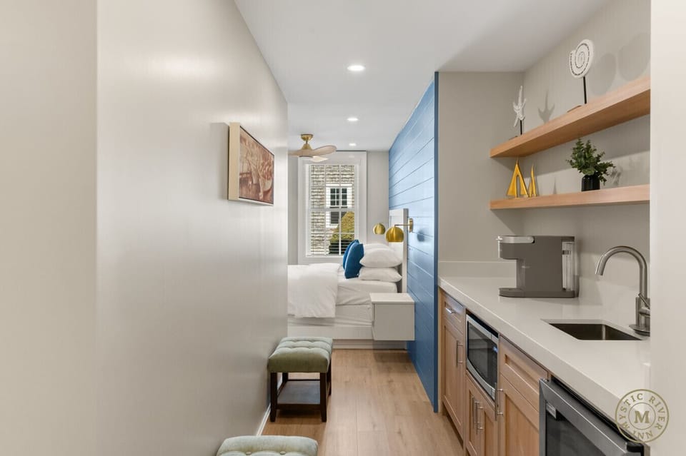Open and airy foyer that welcomes you upon arrival