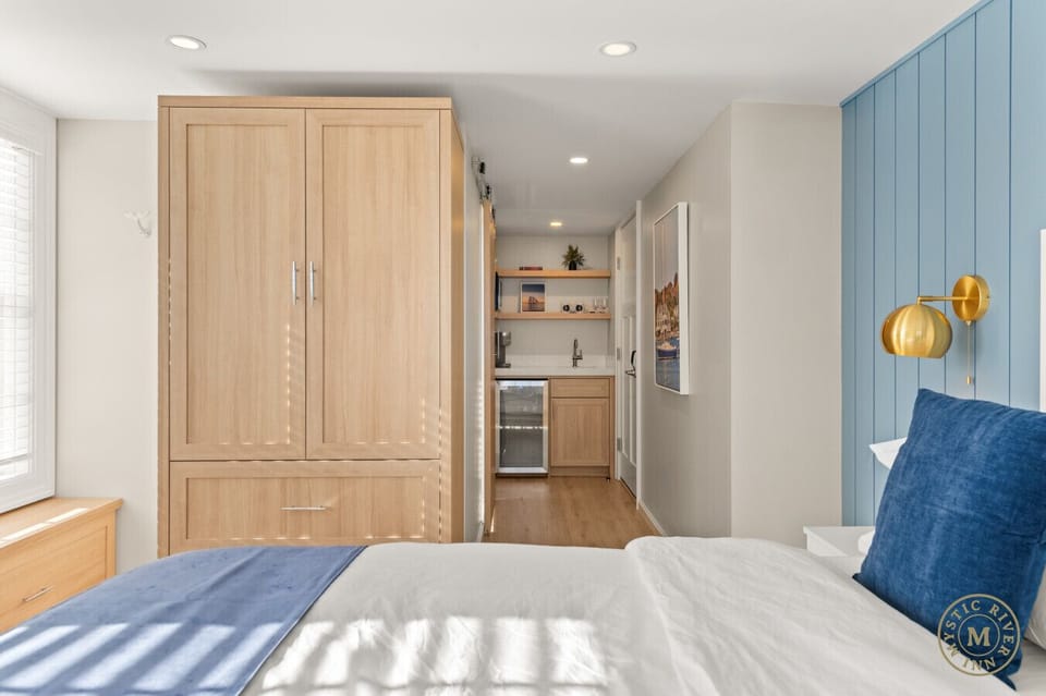 Open and airy foyer that welcomes you upon arrival