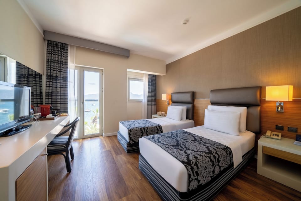 Double Room, Sea View | Minibar, in-room safe, soundproofing, free WiFi