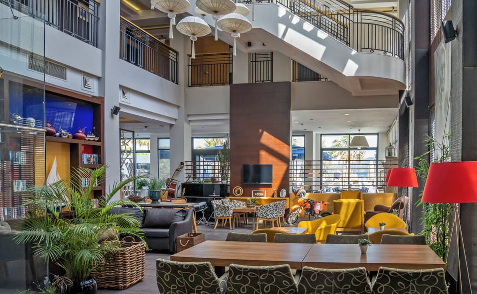 2 bars/lounges, poolside bar