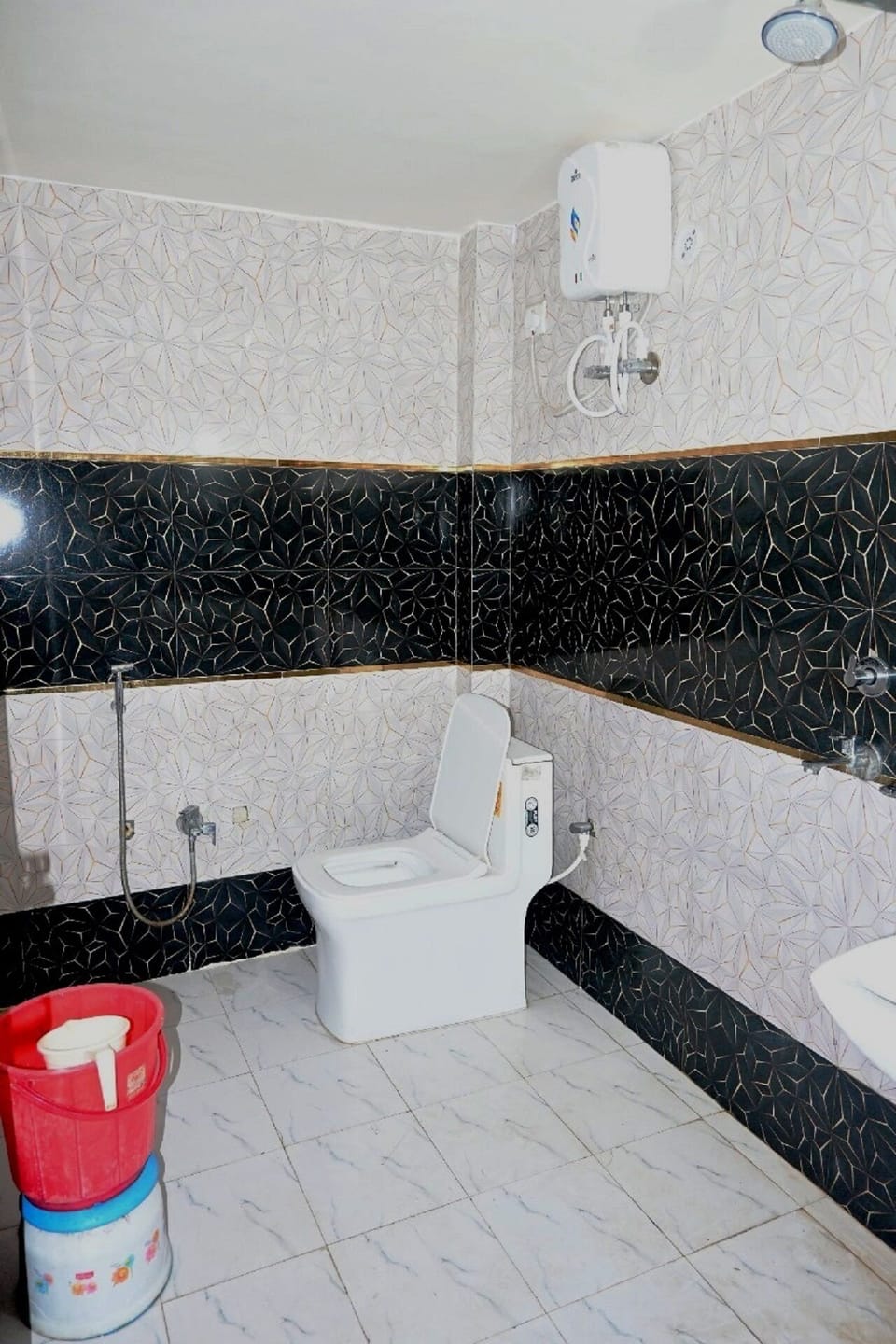 Deluxe Quadruple Room | Bathroom | Shower, towels, soap, shampoo