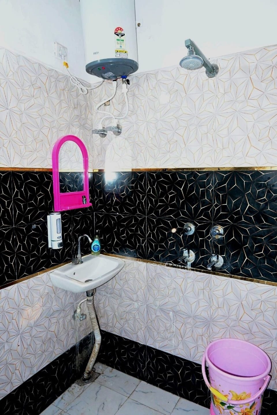 Deluxe Double Room | Bathroom amenities | Shower, towels, soap, shampoo