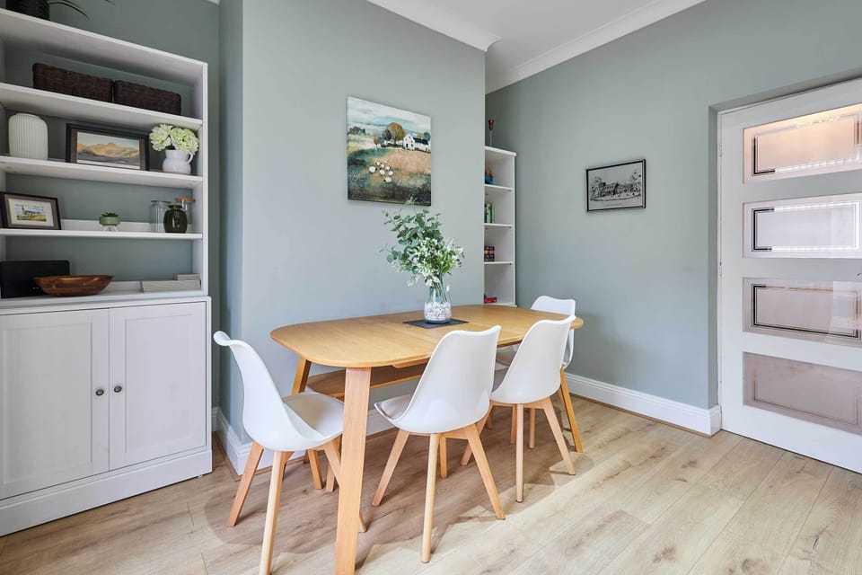 House | 3 bedrooms, desk