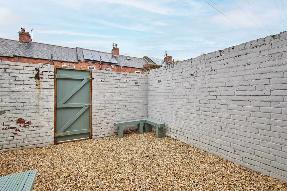 House | 3 bedrooms, desk