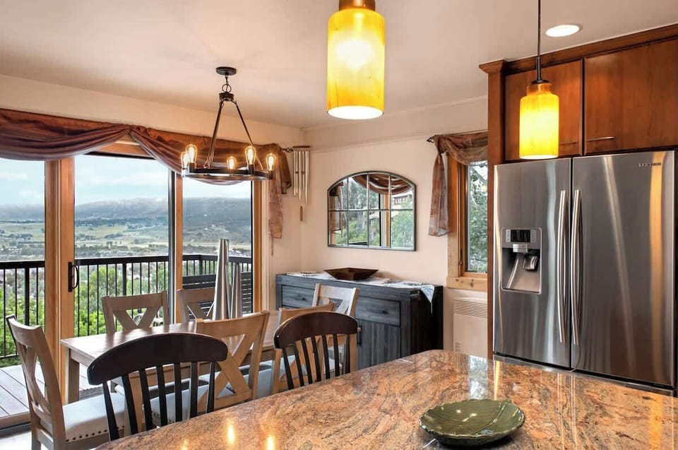 Amazing kitchen with everything you need to make a family meal.