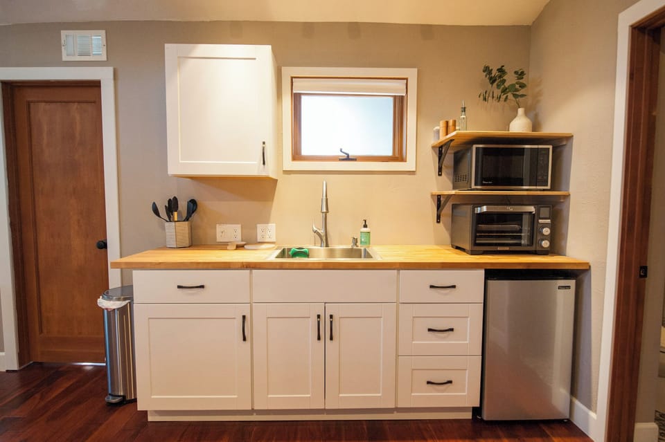 Kitchenette w/microwave, toaster oven/air fryer, fridge & induction cooktop