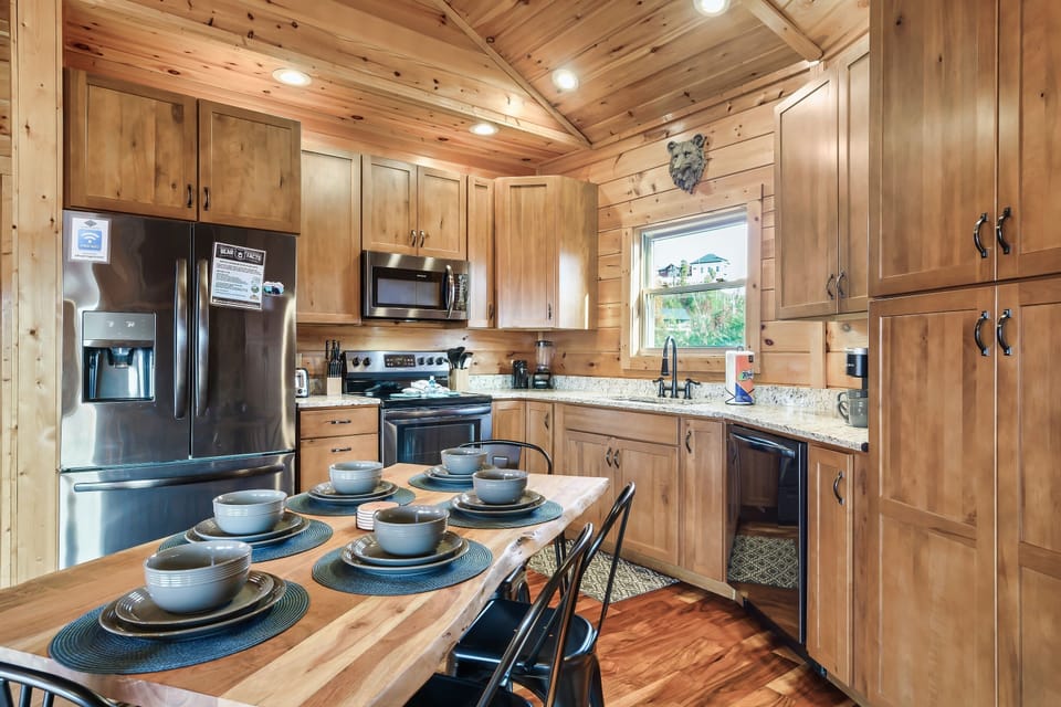 Comfortable seating for 6 at the dining table