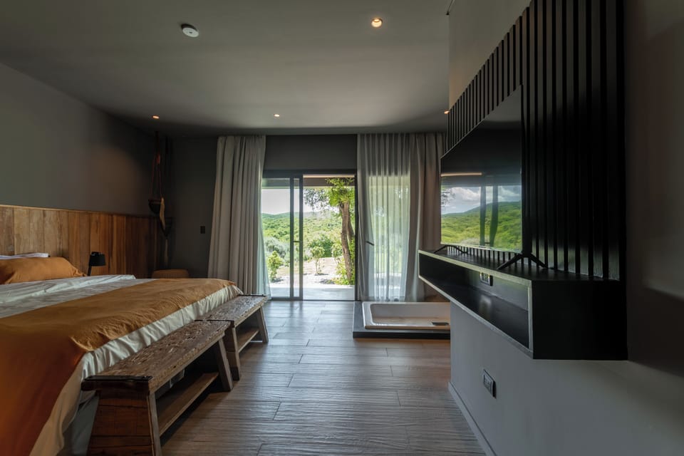 Deluxe Suite, Hill View | Premium bedding, in-room safe, laptop workspace, WiFi (free)