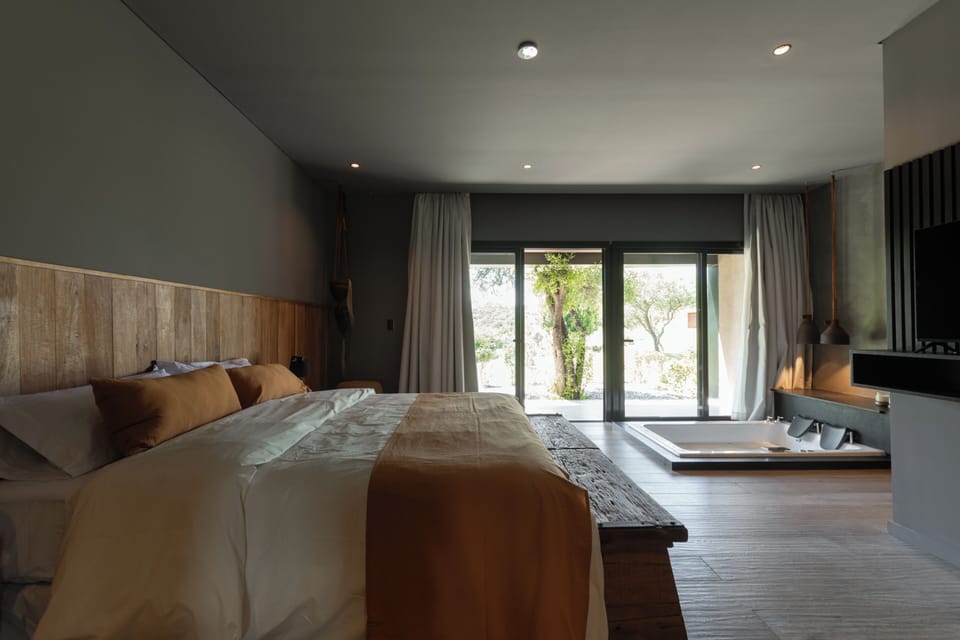 Deluxe Suite, Hill View | Premium bedding, in-room safe, laptop workspace, WiFi (free)