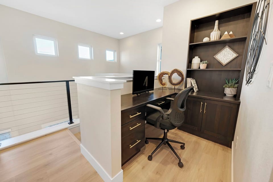 Work station- perfect for remote work! Equipped with a large monitor