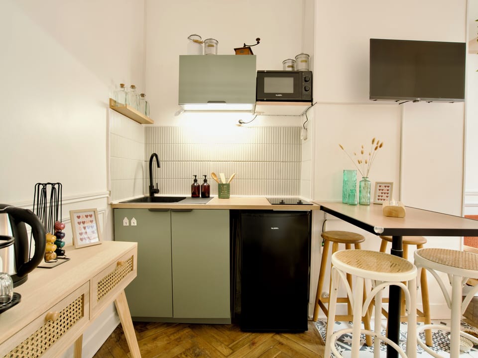 Cuisine aménagée et équipée ouverte sur séjour