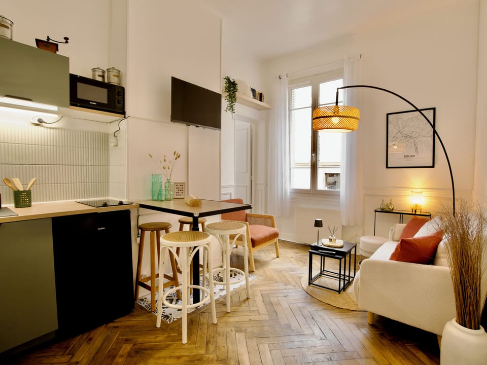 Salon avec table haute pour déjeuner