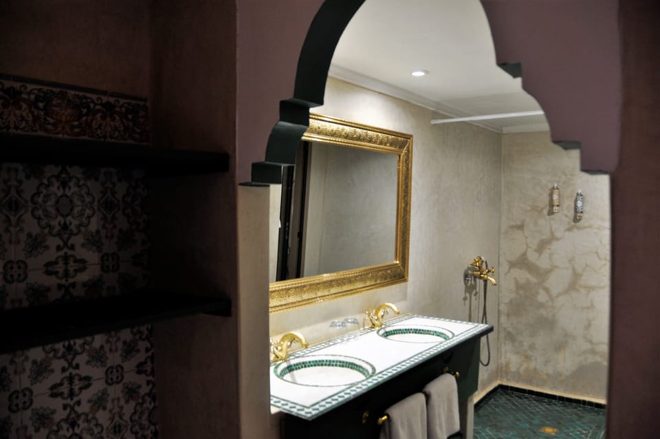 Romantic Suite (Zamarad) | Bathroom | Shower, designer toiletries, hair dryer, towels