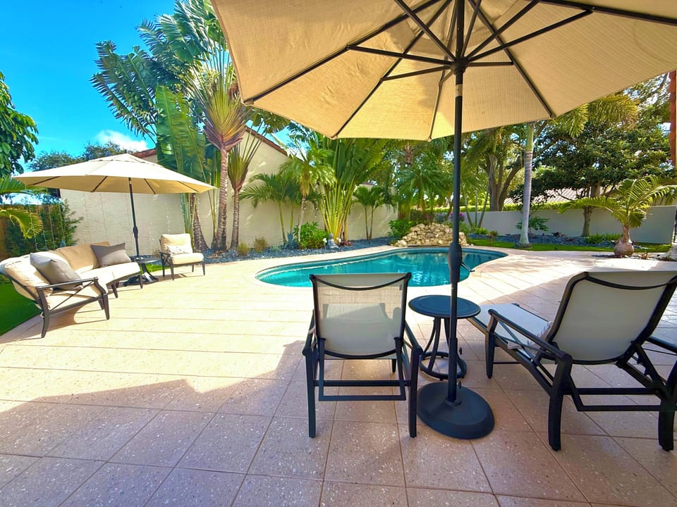 Comfortable shaded pool lounging & seating