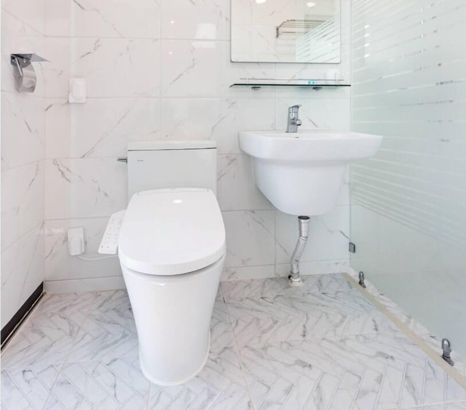 Ocean Suite Room | Bathroom