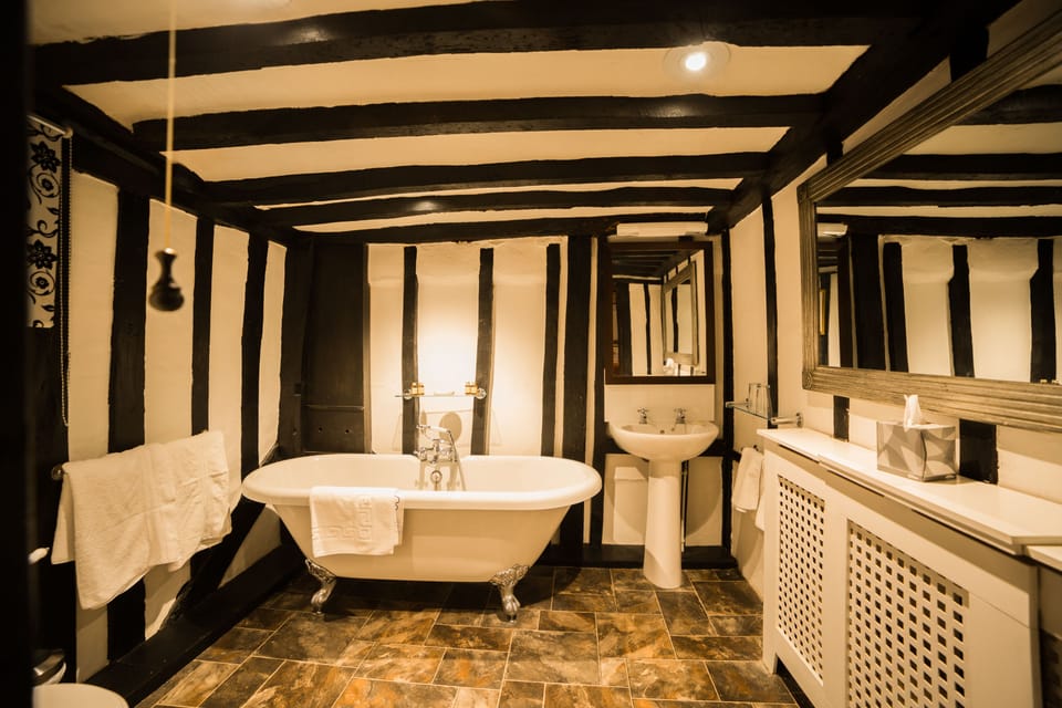Double Room (Four Poster Bed) | Bathroom | Free toiletries, towels