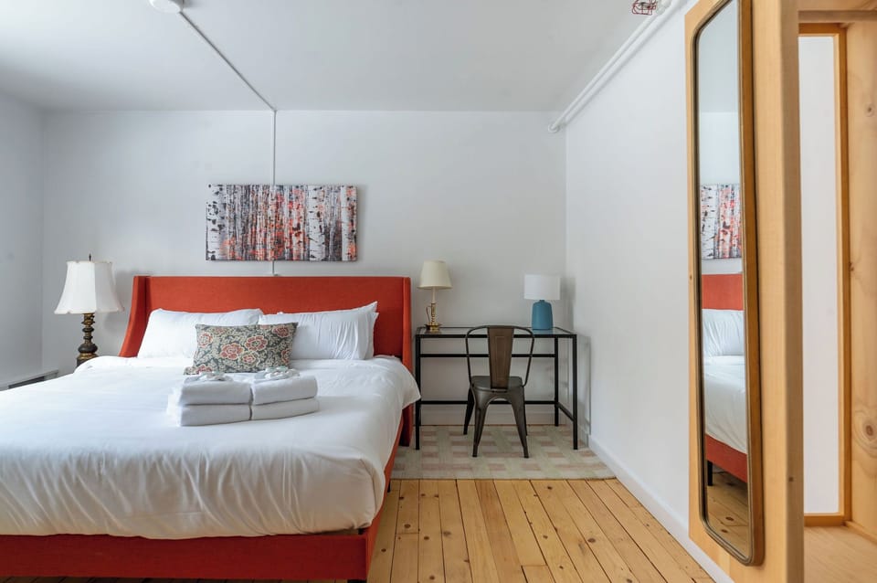 Premium Single Room, 1 King Bed | WiFi (free)