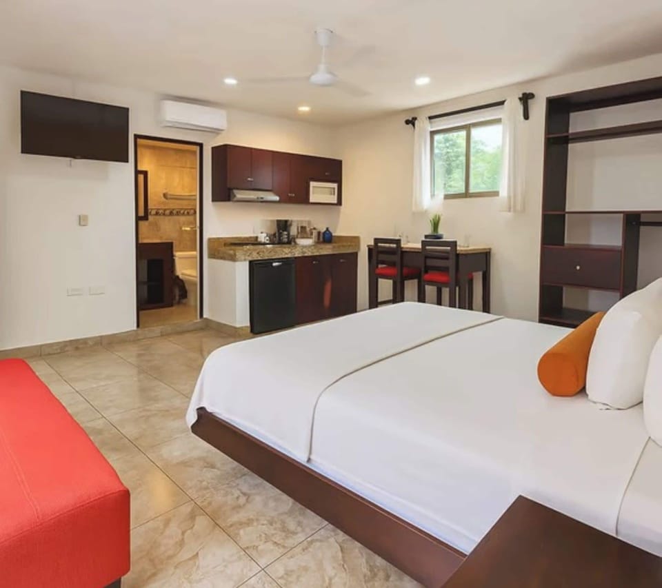Deluxe Studio | Desk, laptop workspace, iron/ironing board, free WiFi