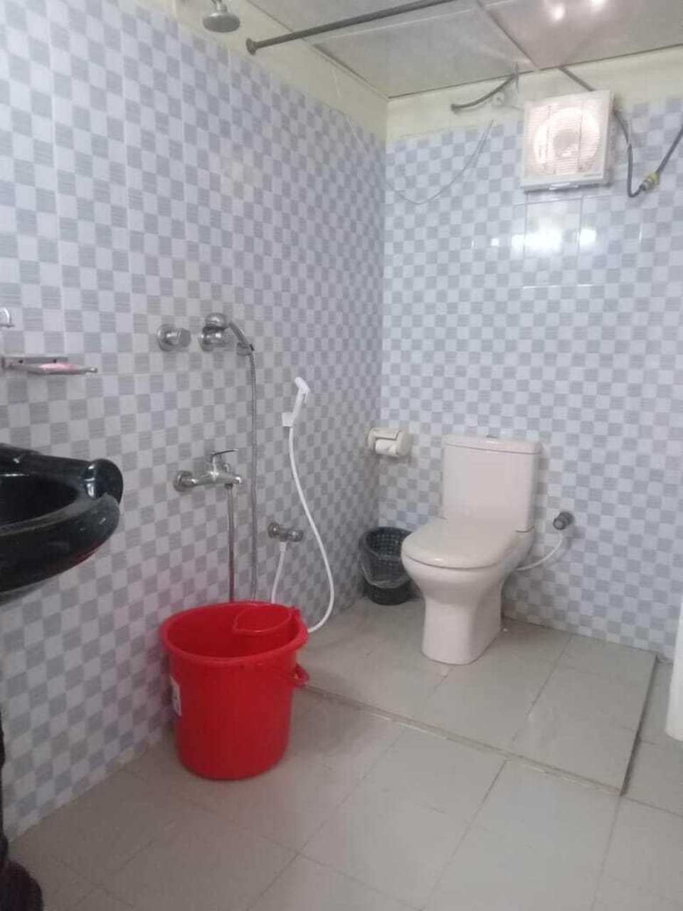 Bathtub, free toiletries, towels, soap