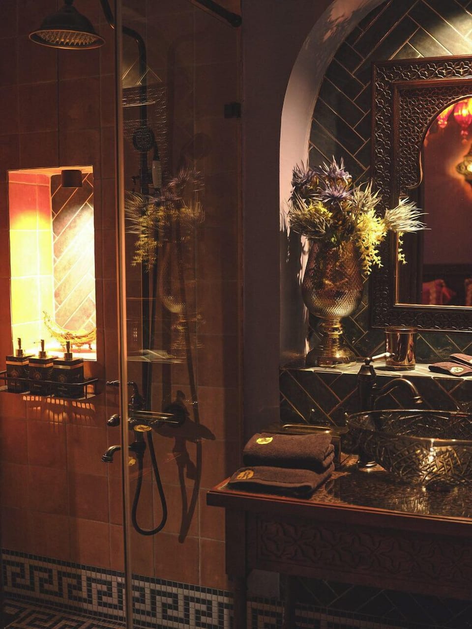 Luxury Suite | Bathroom | Slippers, towels, soap, shampoo