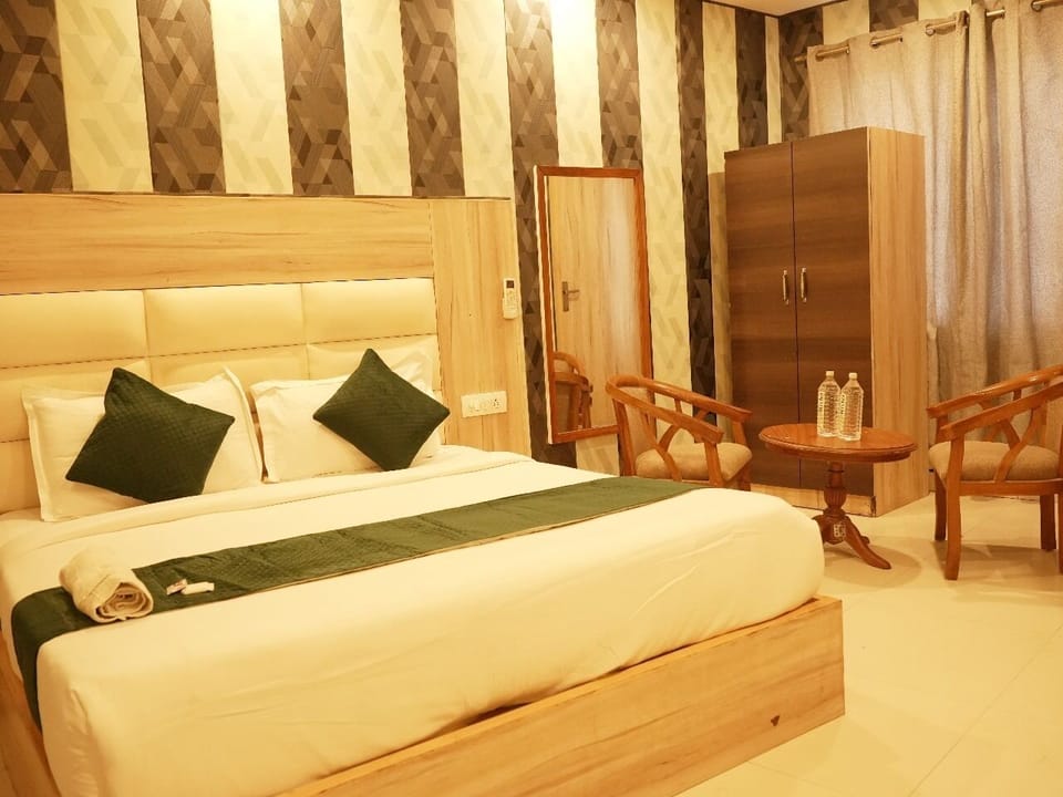 Deluxe Double or Twin Room, City View | In-room safe, desk, blackout drapes, soundproofing