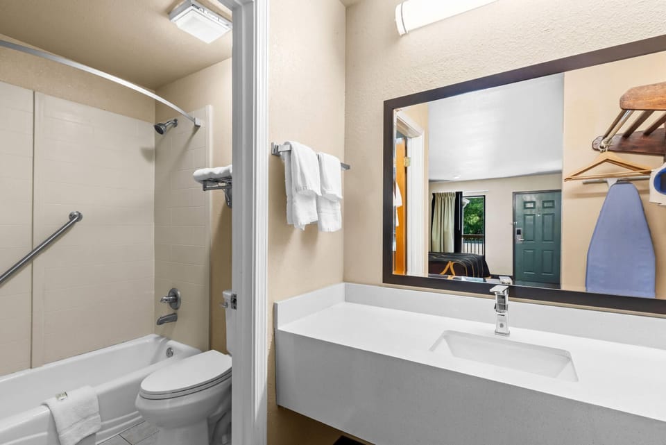 Combined shower/tub, free toiletries, hair dryer, towels