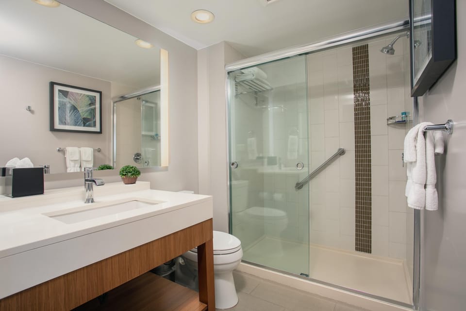 Combined shower/tub, designer toiletries, hair dryer, towels