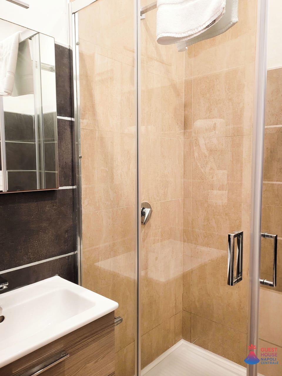 Triple Room | Bathroom | Shower, hair dryer, slippers, bidet
