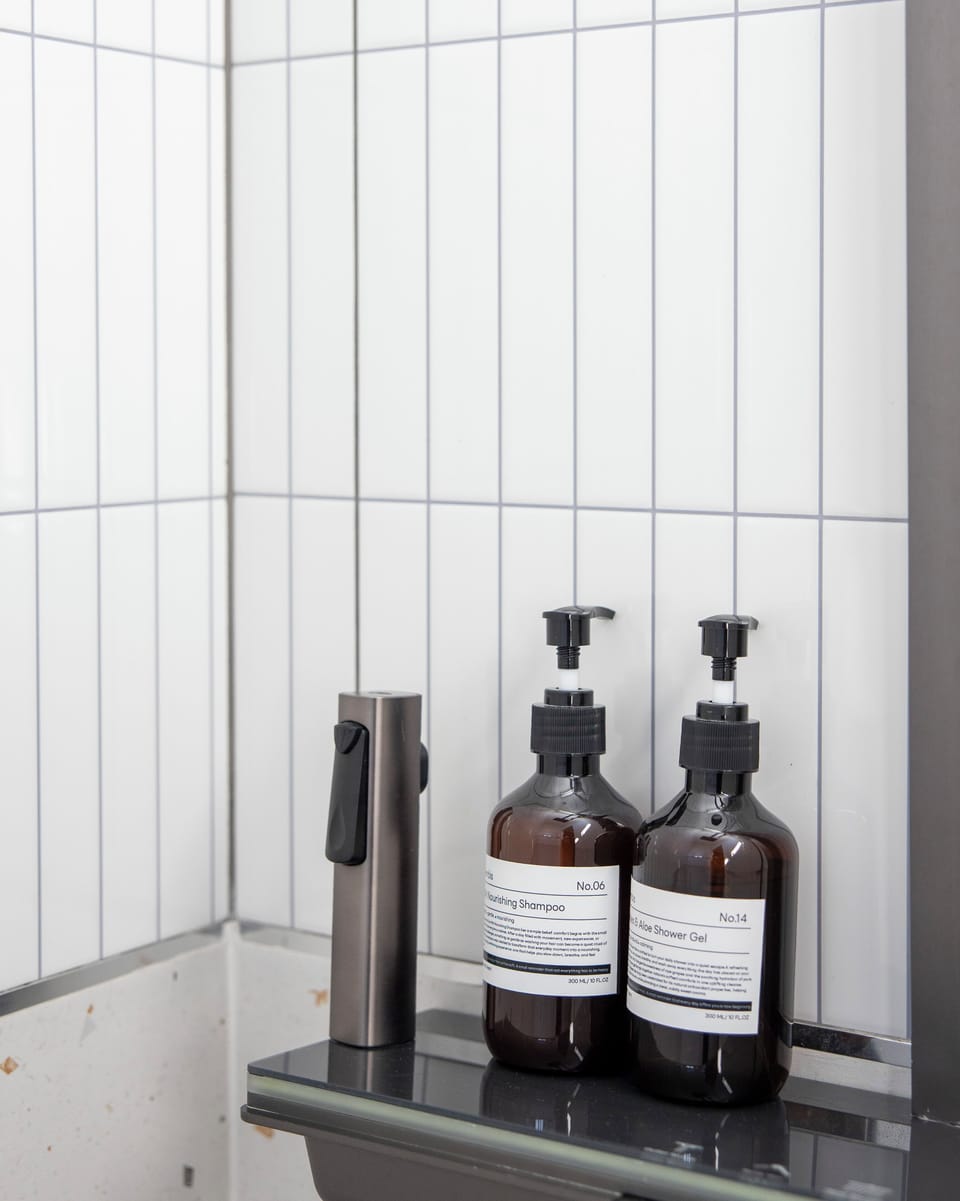 Tinky Family Room | Bathroom | Shower, rainfall showerhead, free toiletries, hair dryer