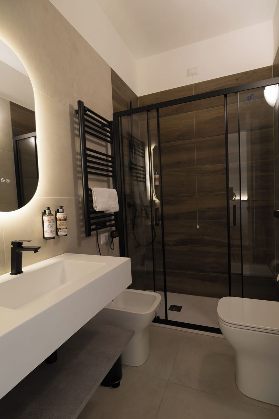 Superior Double or Twin Room | Bathroom | Shower, hair dryer, bidet, towels