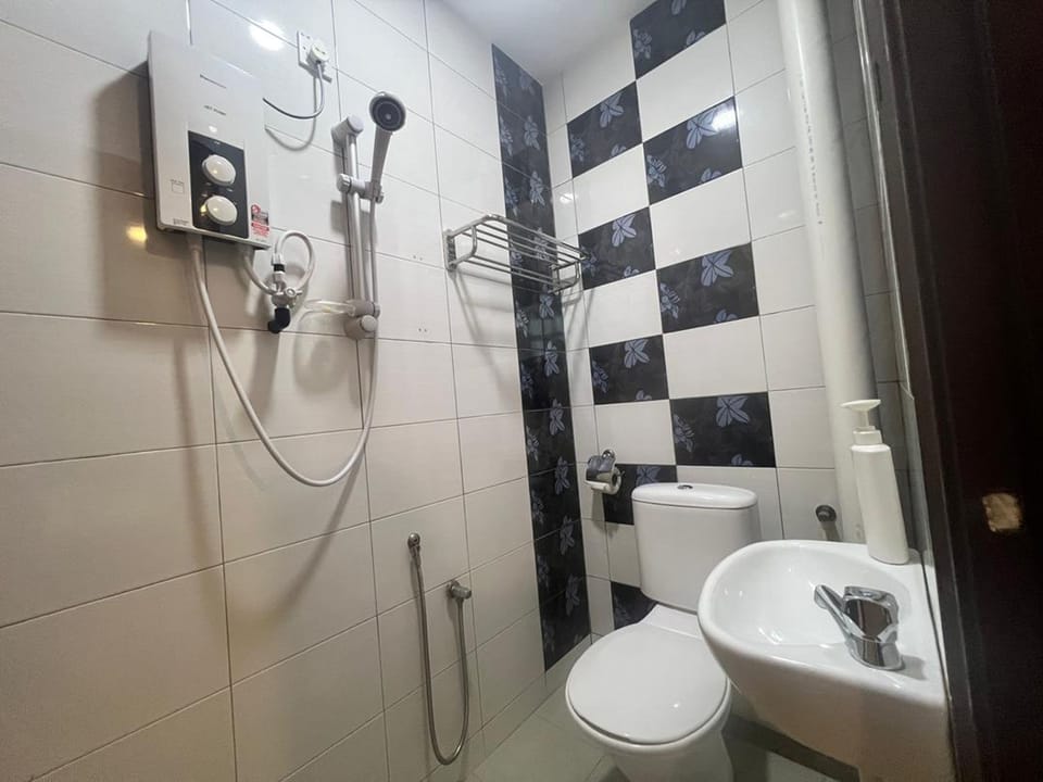 Deluxe Twin Room | Bathroom | Shower, bidet, towels, toilet paper