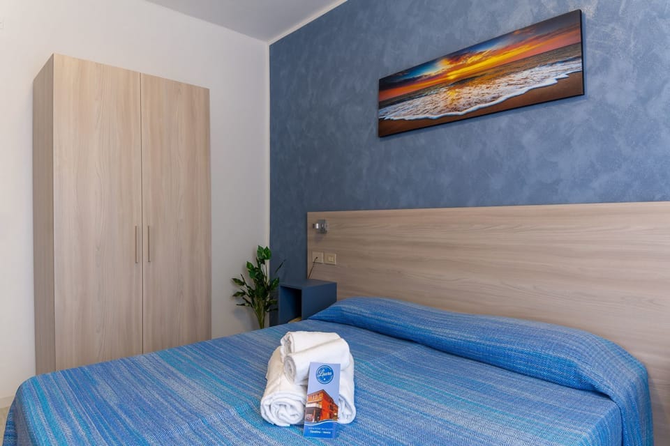 Double or Twin Room | In-room safe, iron/ironing board, free WiFi