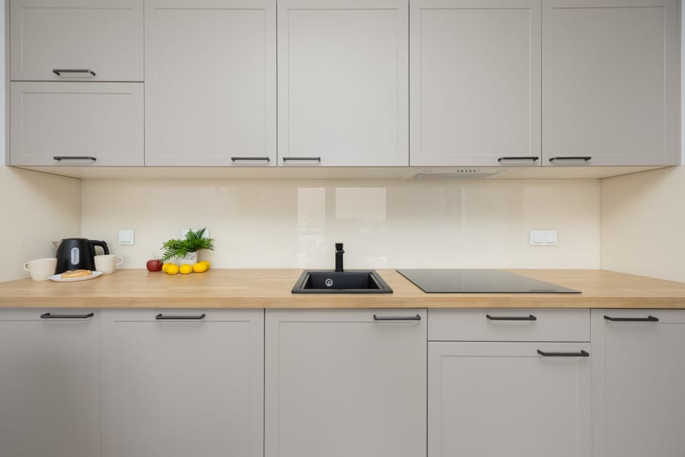 The extended kitchen countertop provides ample cooking space, turning meal preparation into an enjoyable part of the stay.
