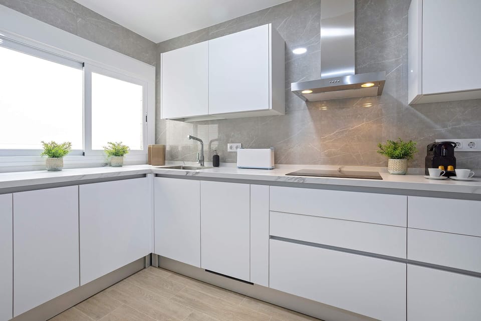 Apartment (3 Bedrooms) | Private kitchen | Full-size fridge, microwave, oven, stovetop