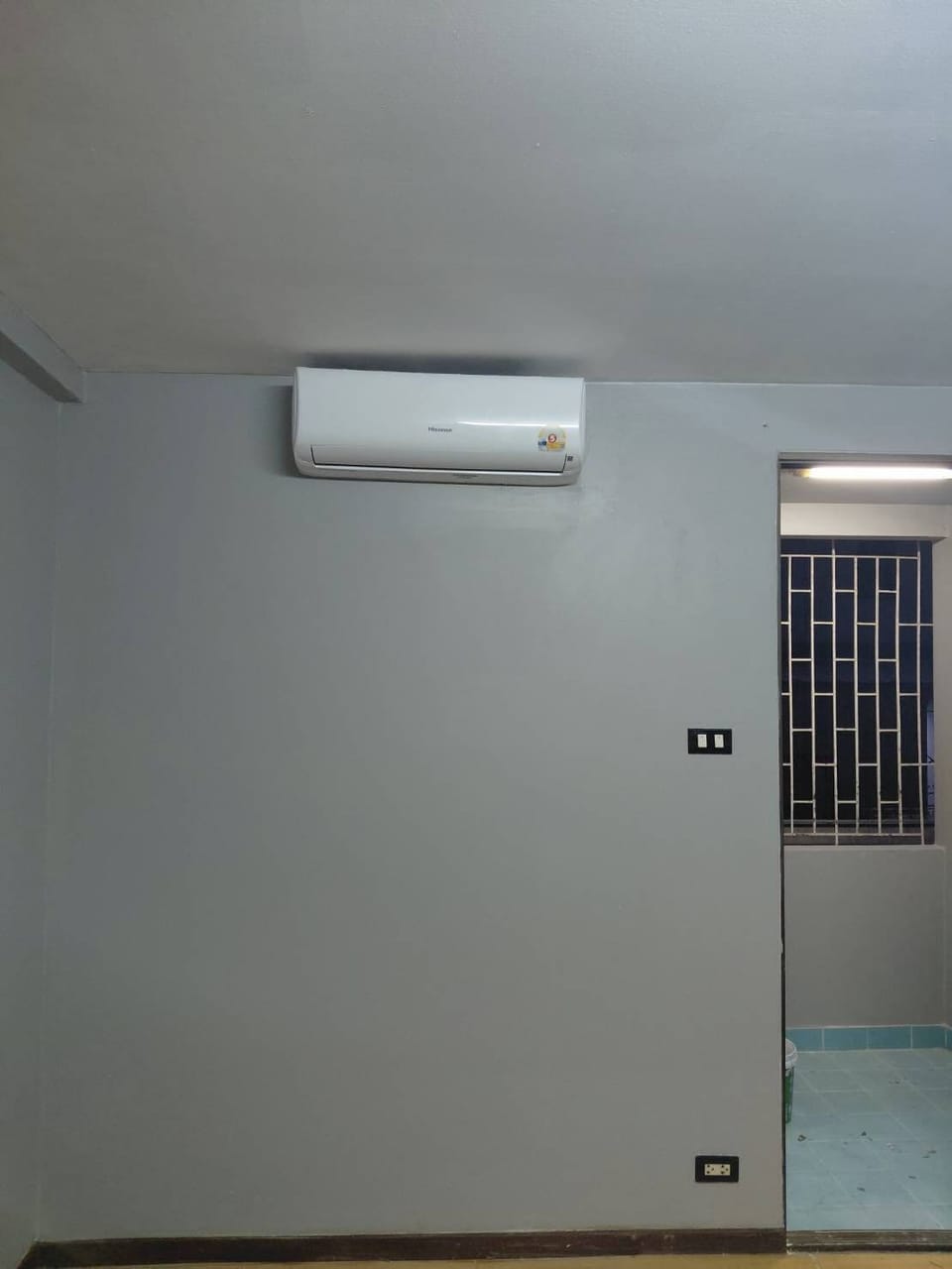 Desk, laptop workspace, free WiFi
