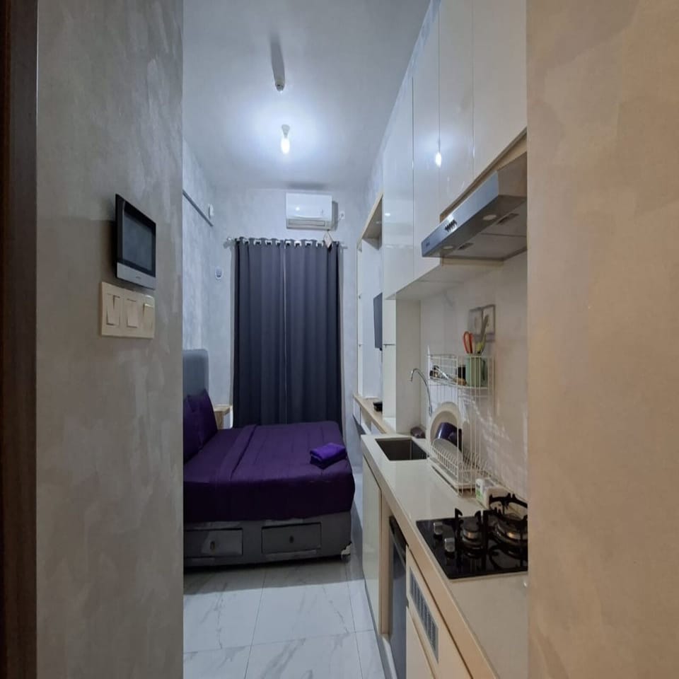 Studio, Balcony