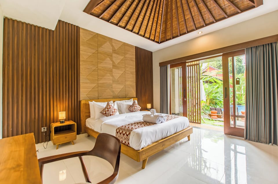 Suite, 1 King Bed, Pool View | Premium bedding, minibar, desk, laptop workspace