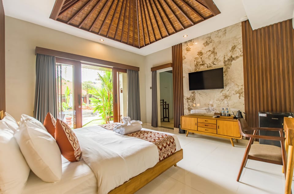 Suite, 1 King Bed, Pool View | Premium bedding, minibar, desk, laptop workspace